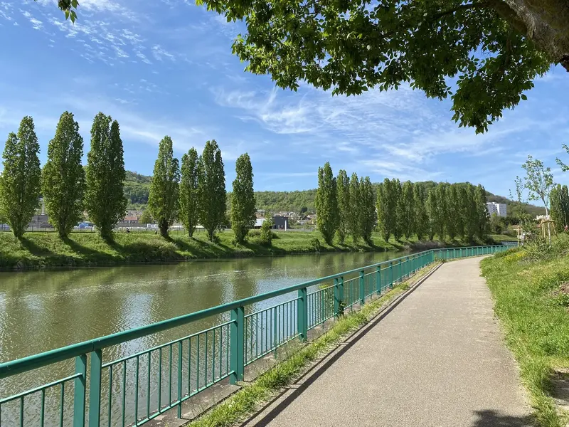 Nancy à vélo - berge canal - eurocycles location et vente de vélo à nancy